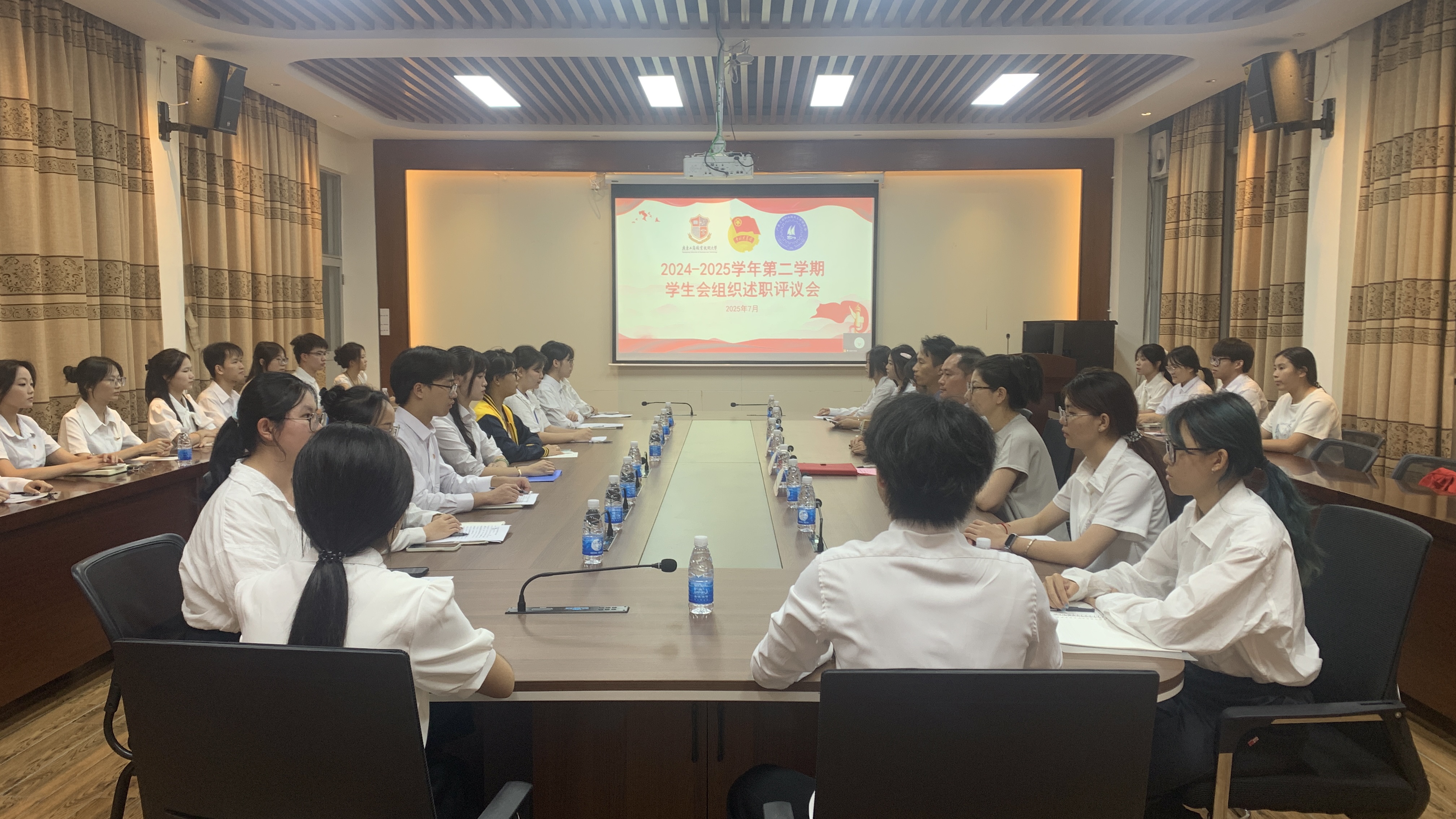 图为会议现场