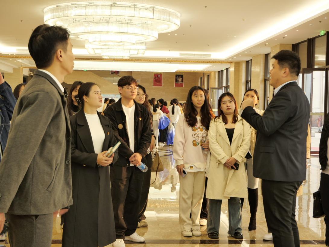 图为两校团学骨干参观体育馆