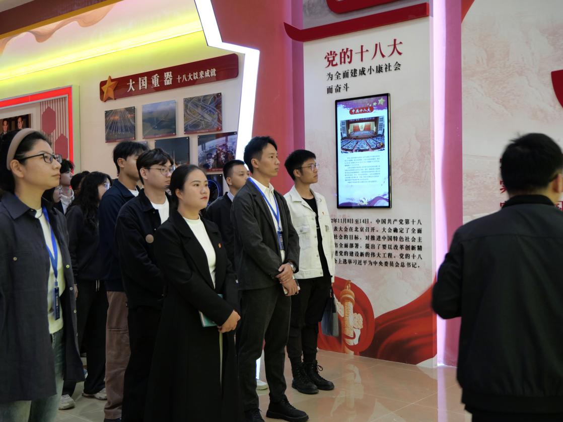 图为两校团学骨干参观VR党建馆