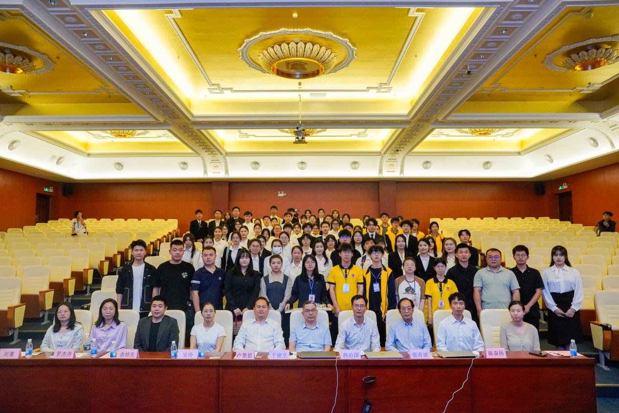 图为评委嘉宾与参赛选手合影留念