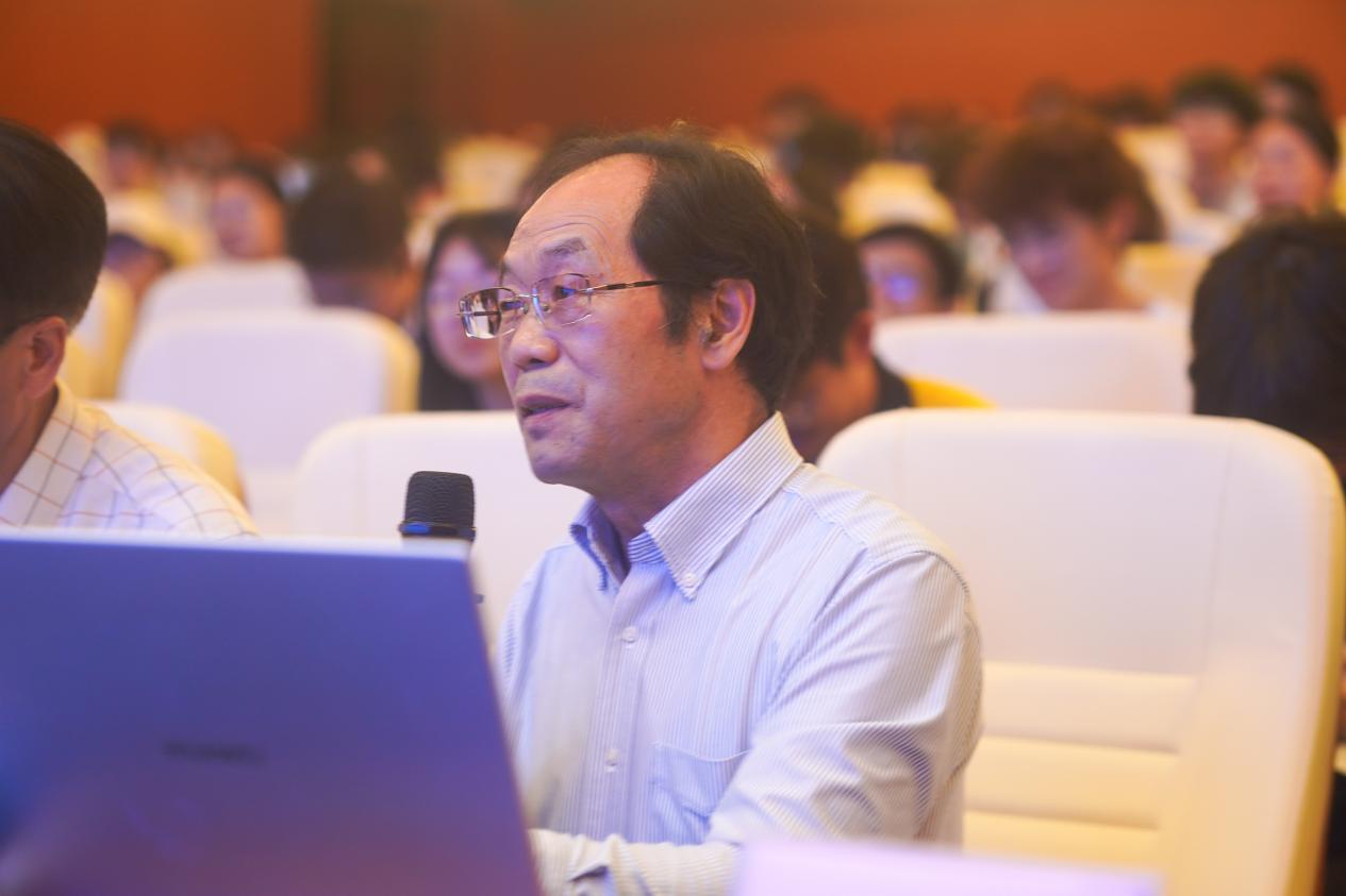图为评委张有谊