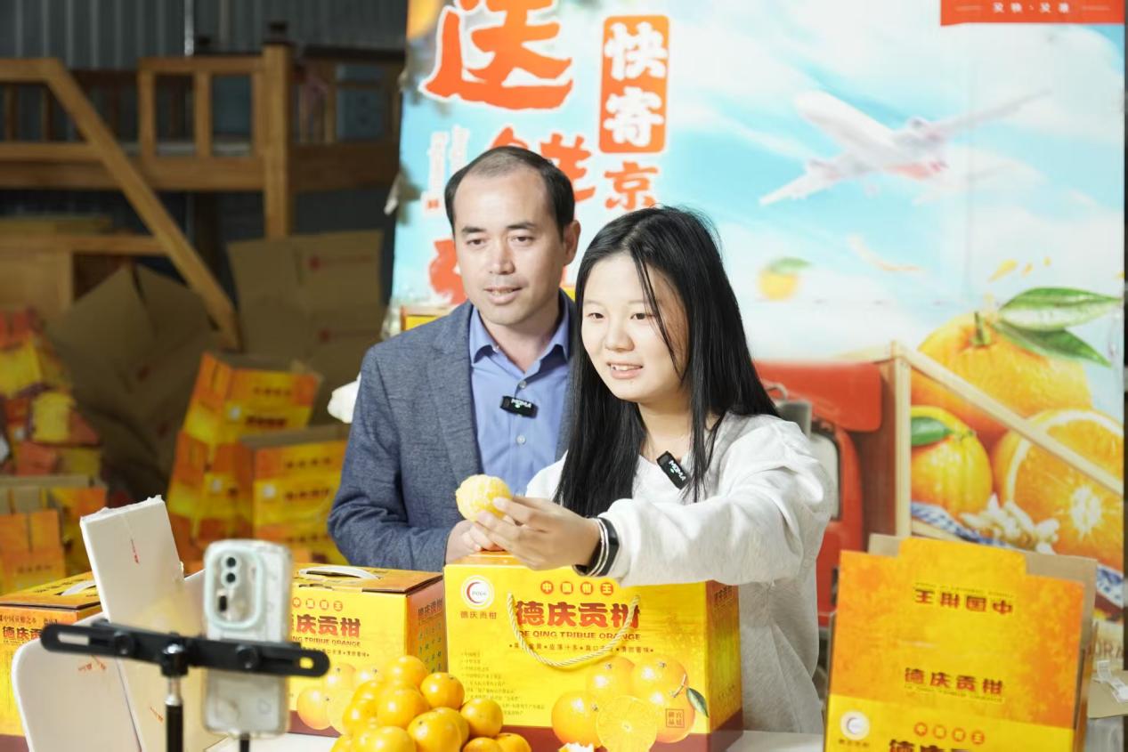 图为老师协助直播