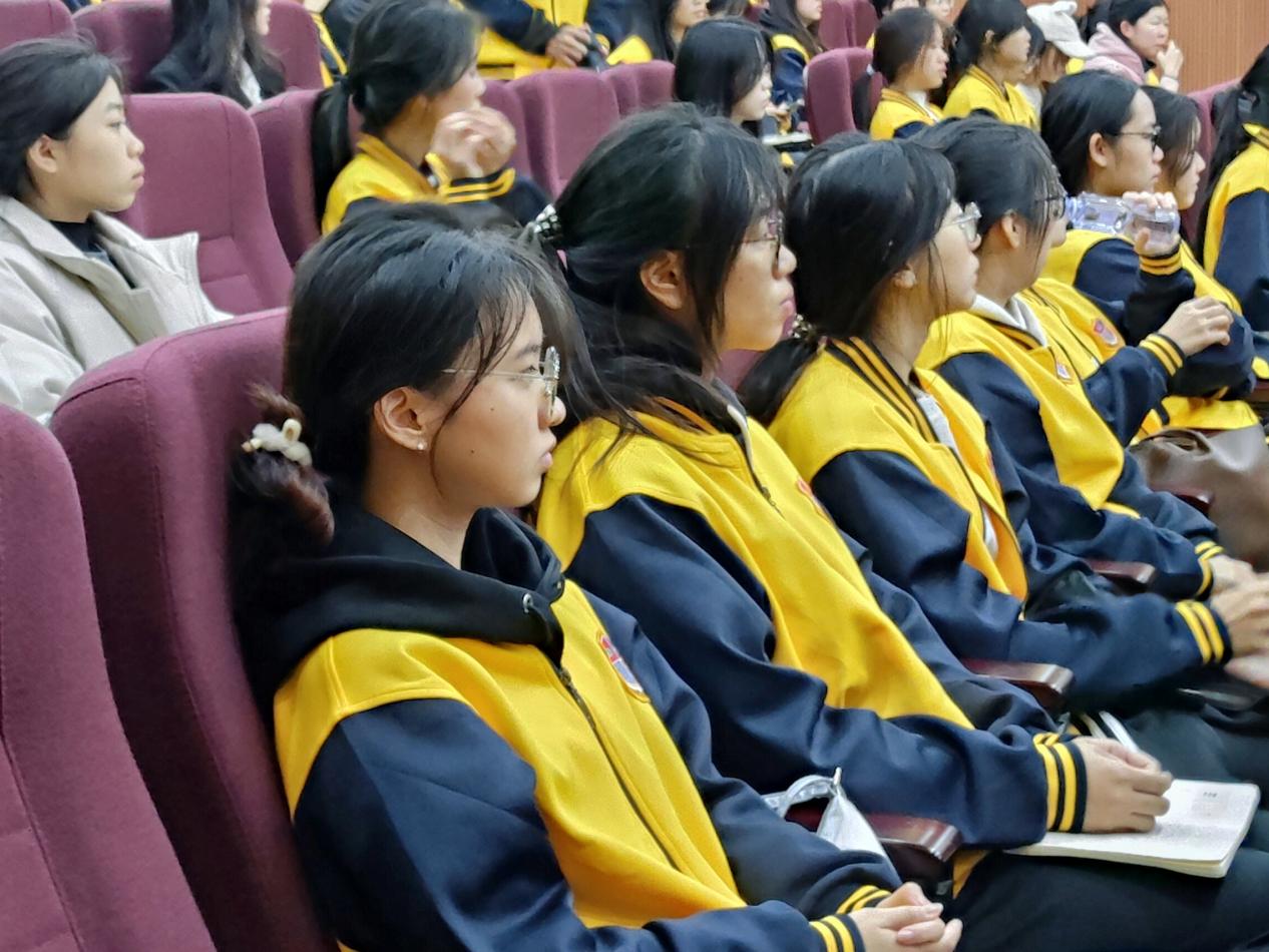 图为学生听讲中