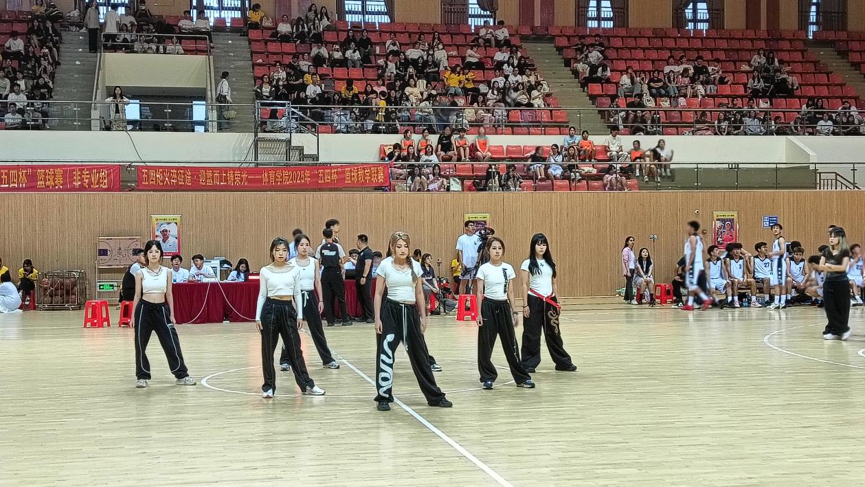 图为热场舞蹈表演1
