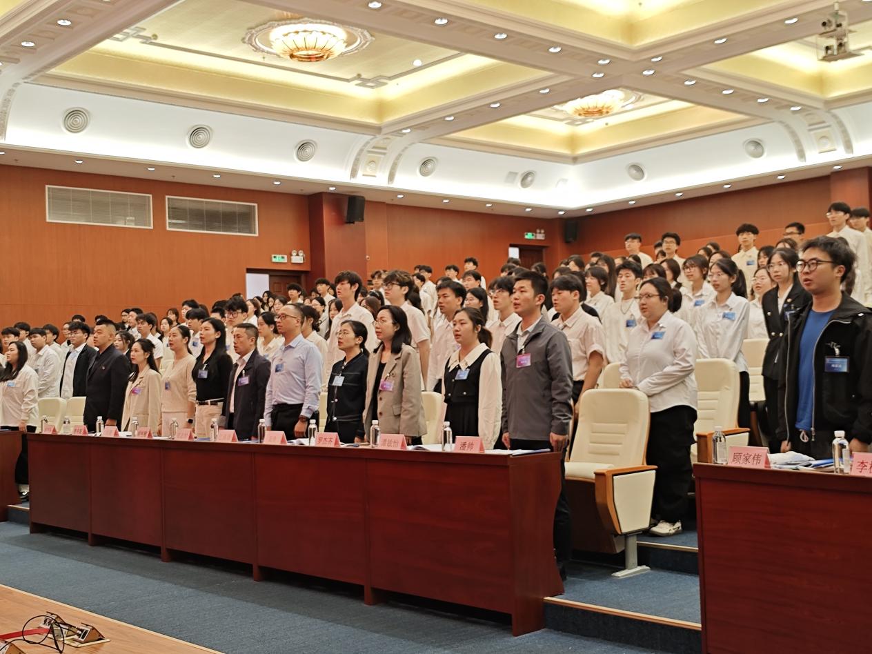 图为与会嘉宾代表齐唱国歌