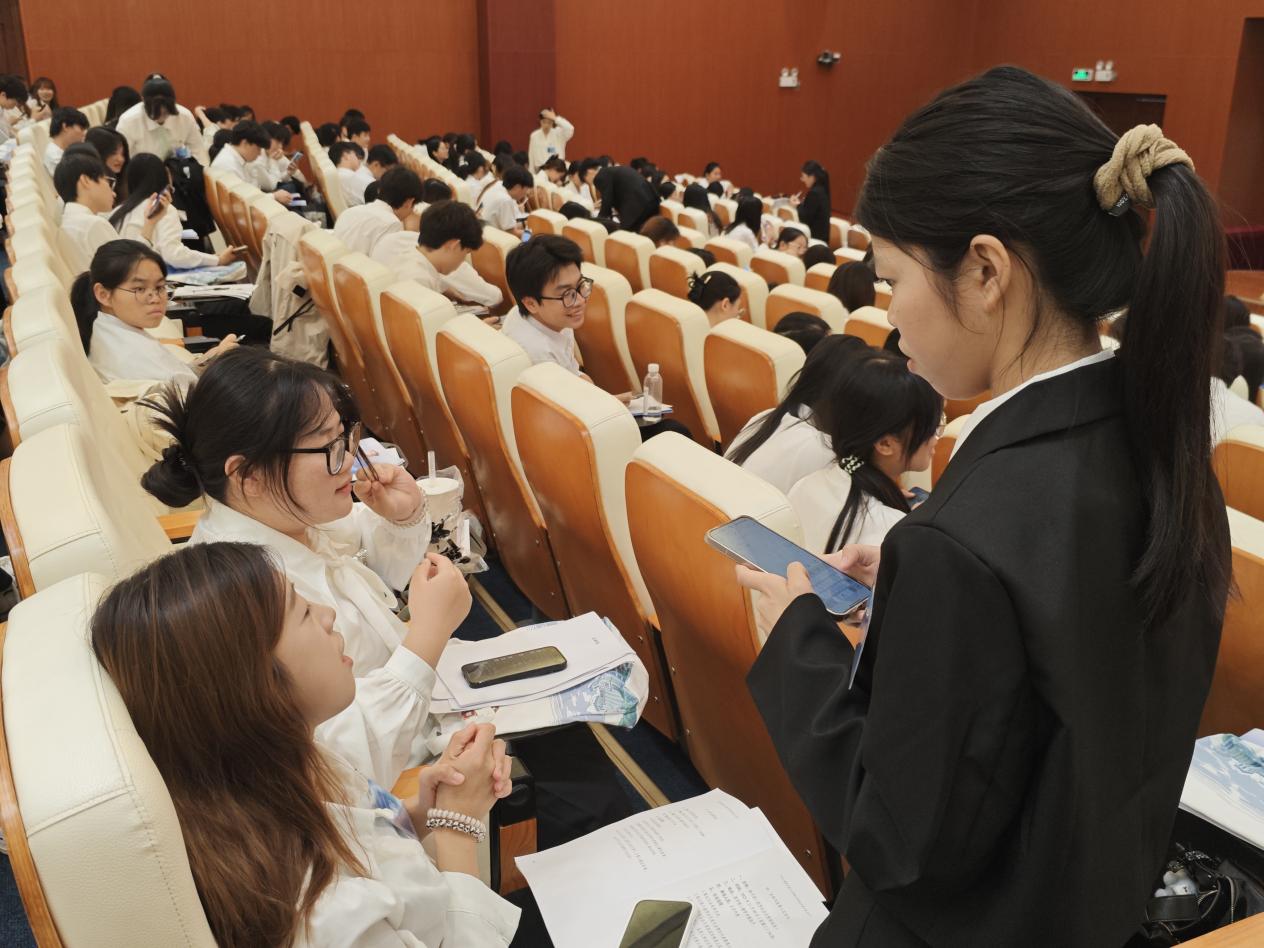 图为学生代表在分团会议上为学校发展建言献策5