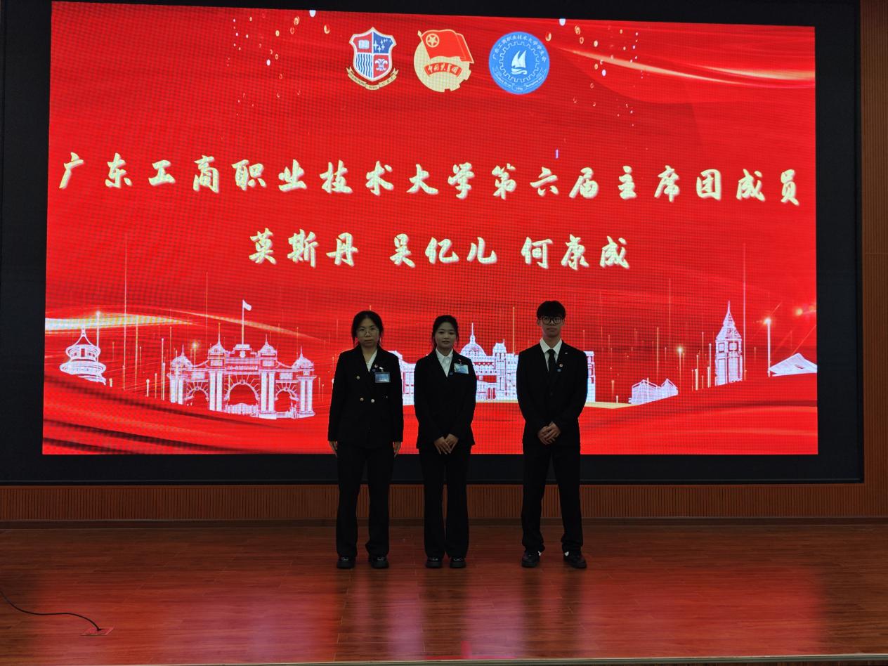 2图为第六届学生会主席团合影留念