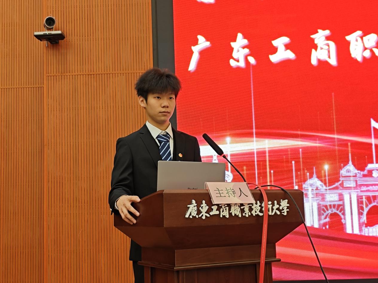 图为校学生会主席团成员陈源滨主持预备会议