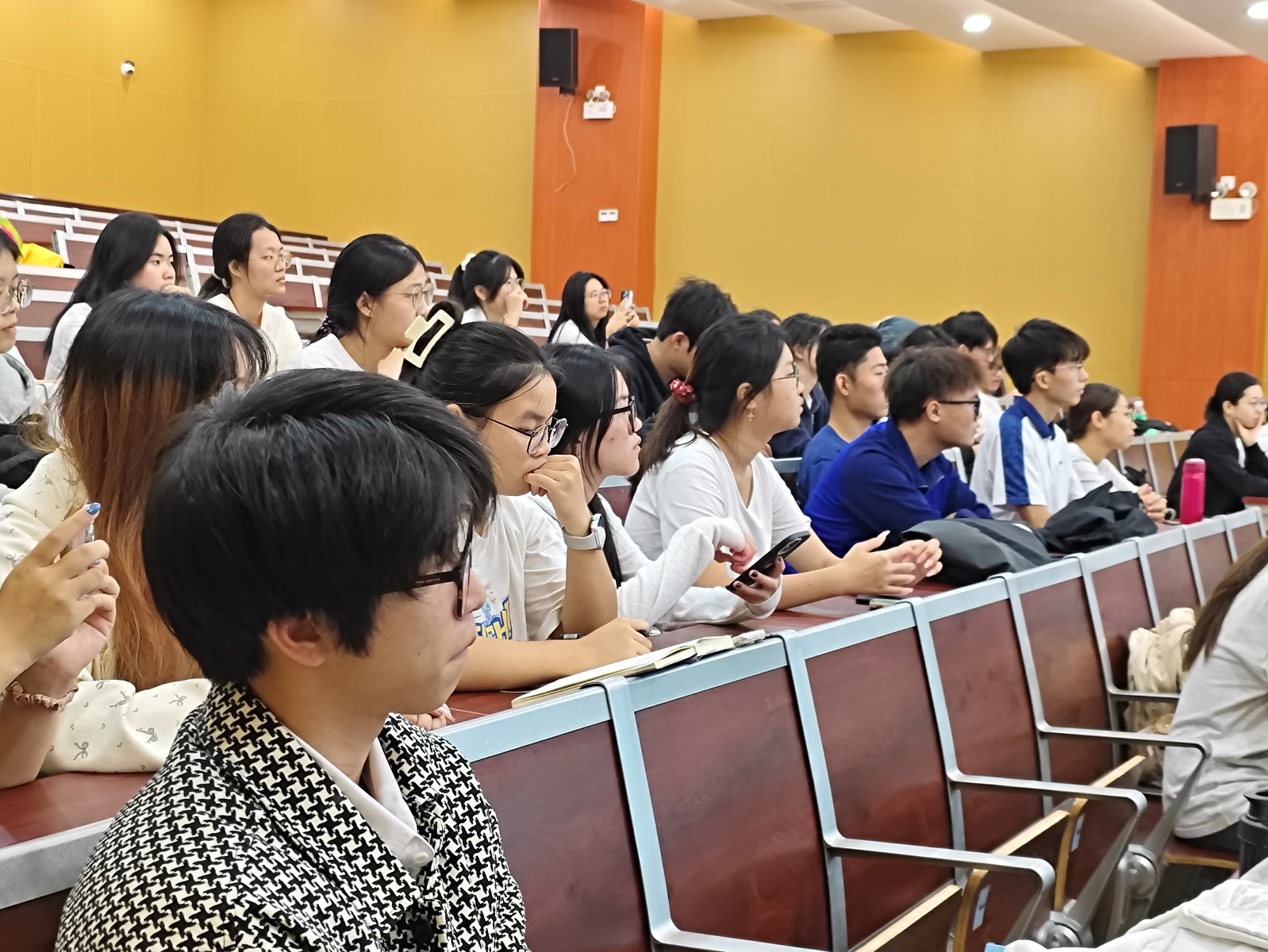 D:\我的文档\Desktop\志愿集结,助力越野丨2025肇庆鼎湖山100越野赛圆满落幕!(2025.11.12)\4.jpg