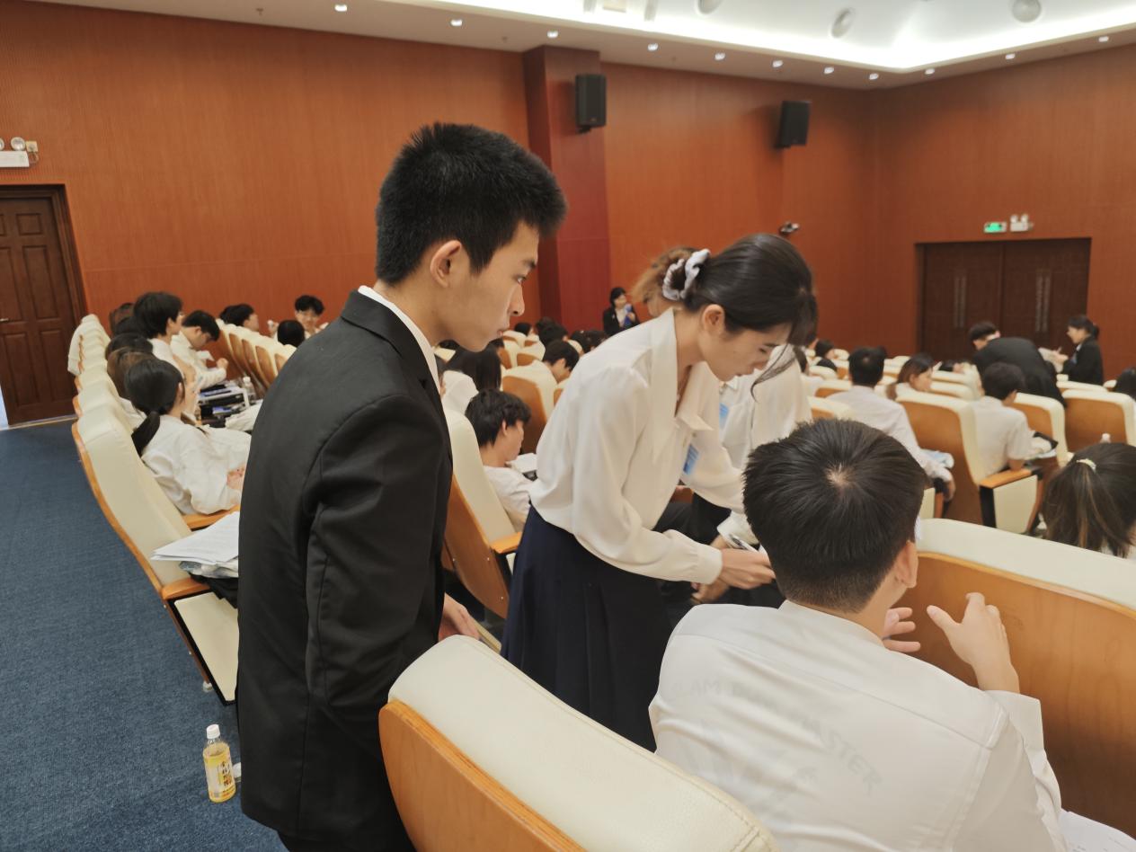 图为学生代表在分团会议上为学校发展建言献策4
