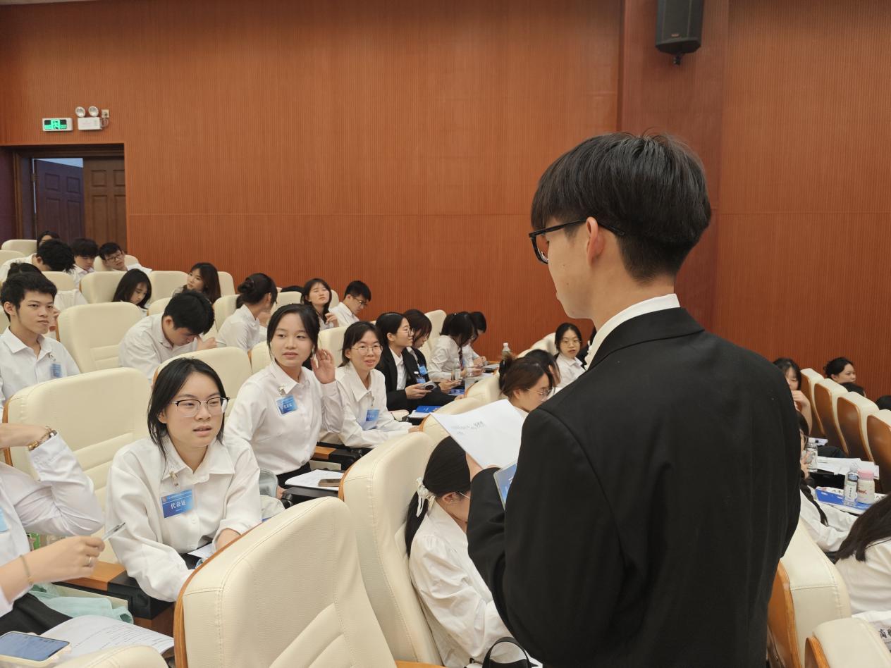 图为学生代表在分团会议上为学校发展建言献策1