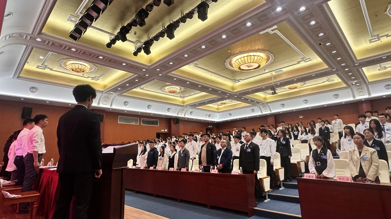 图为参会人员齐唱团歌