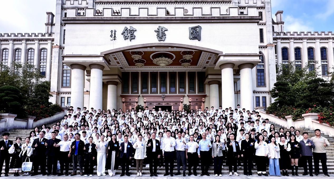 3图为参会人员合影留念