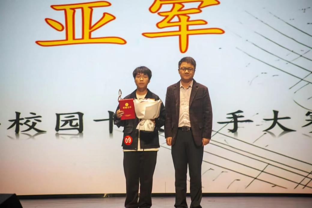 图为巴昭军为亚军选手颁奖