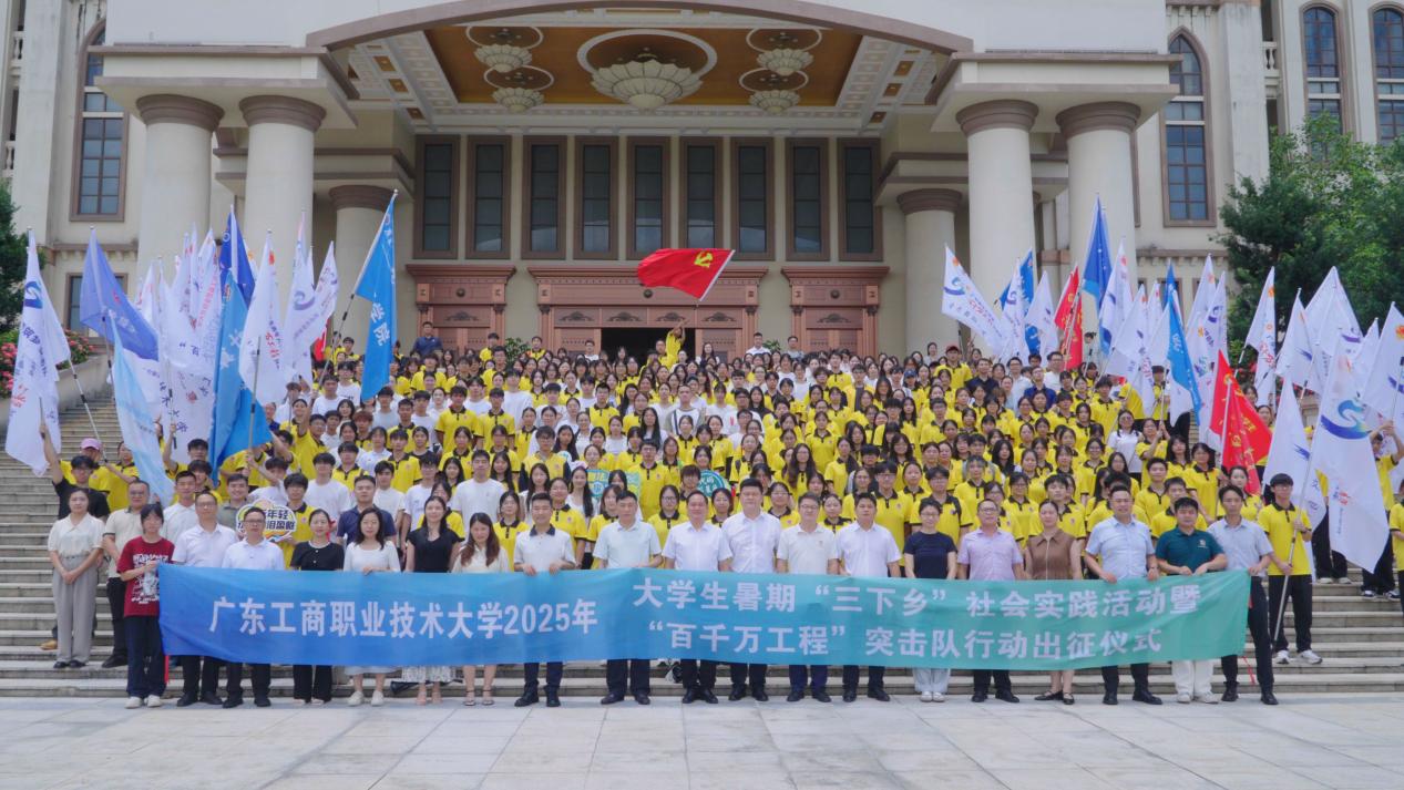 图为领导嘉宾与突击队师生合影留念