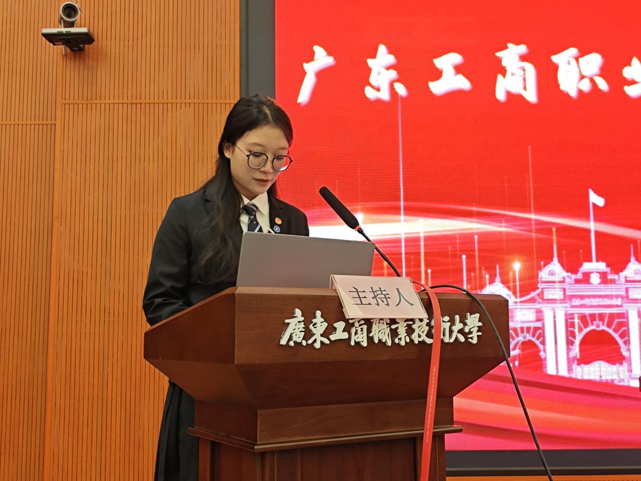 图为校学生会主席团成员徐子玥主持开幕式
