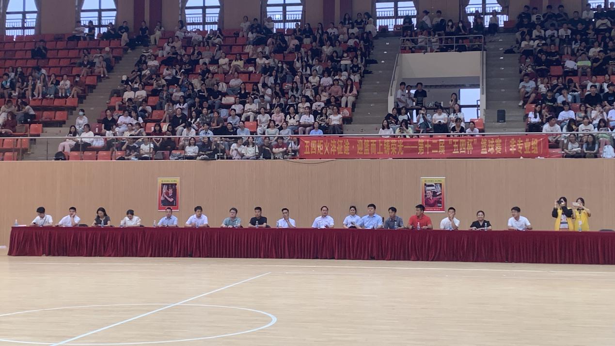 图为领导嘉宾观看揭幕战