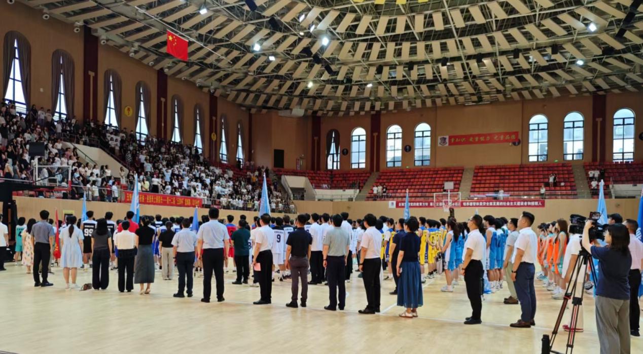 图为参会人员齐唱国歌2