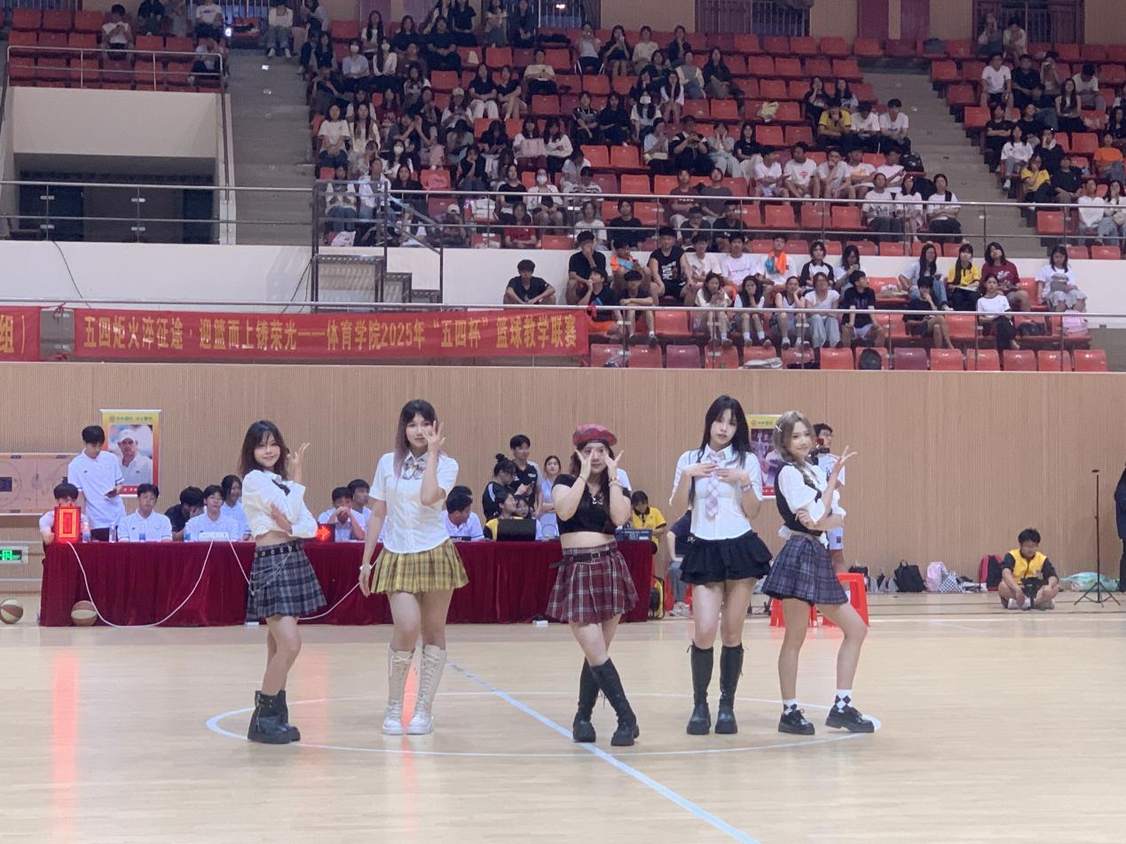 图为热场舞蹈表演3