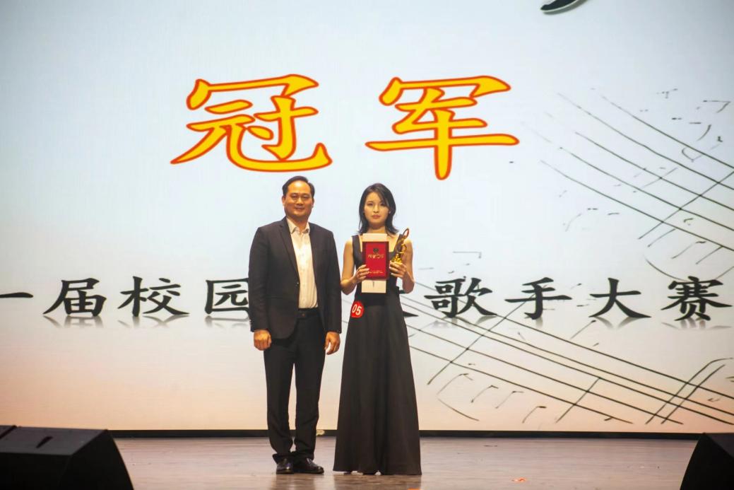 图为卢景值为冠军选手颁奖