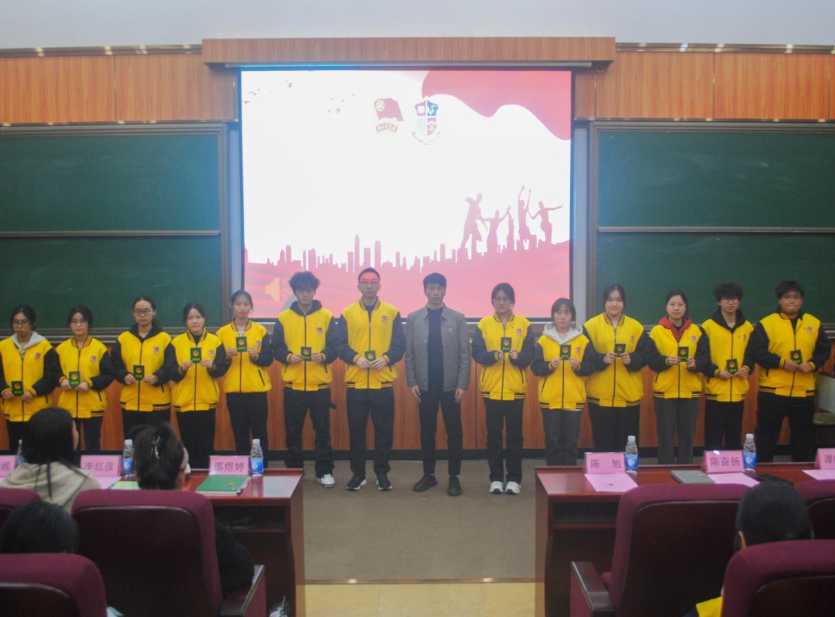 图为陈奋扬与新团员合影