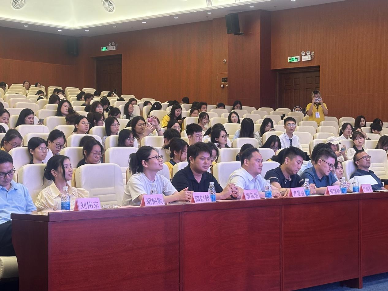 图为评委打分