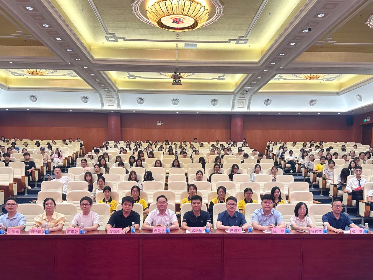 图为活动现场