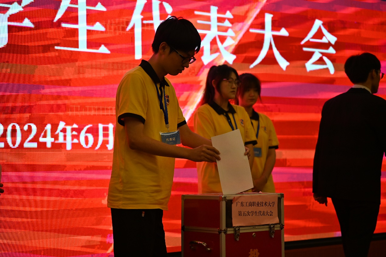 C:\Users\fanyeon\Desktop\新建文件夹\图为学生代表进行投票3.jpg
