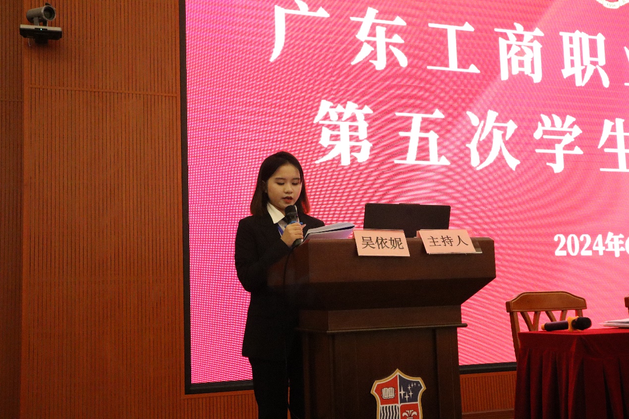 C:\Users\fanyeon\Desktop\新建文件夹\图为校学生会执行主席吴依妮作第四届学生会工作报告.jpg