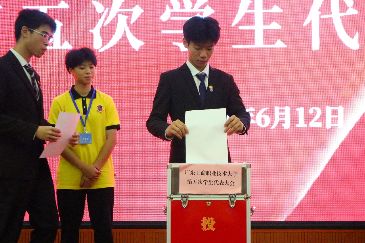 C:\Users\fanyeon\Desktop\新建文件夹\图为学生代表进行投票4.jpg