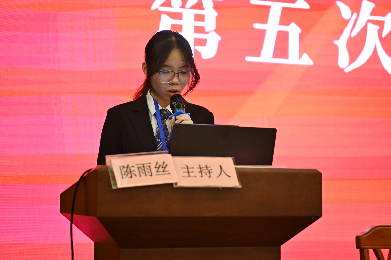 C:\Users\fanyeon\Desktop\新建文件夹\图为校学生会主席团成员陈雨丝作提案工作报告.jpg