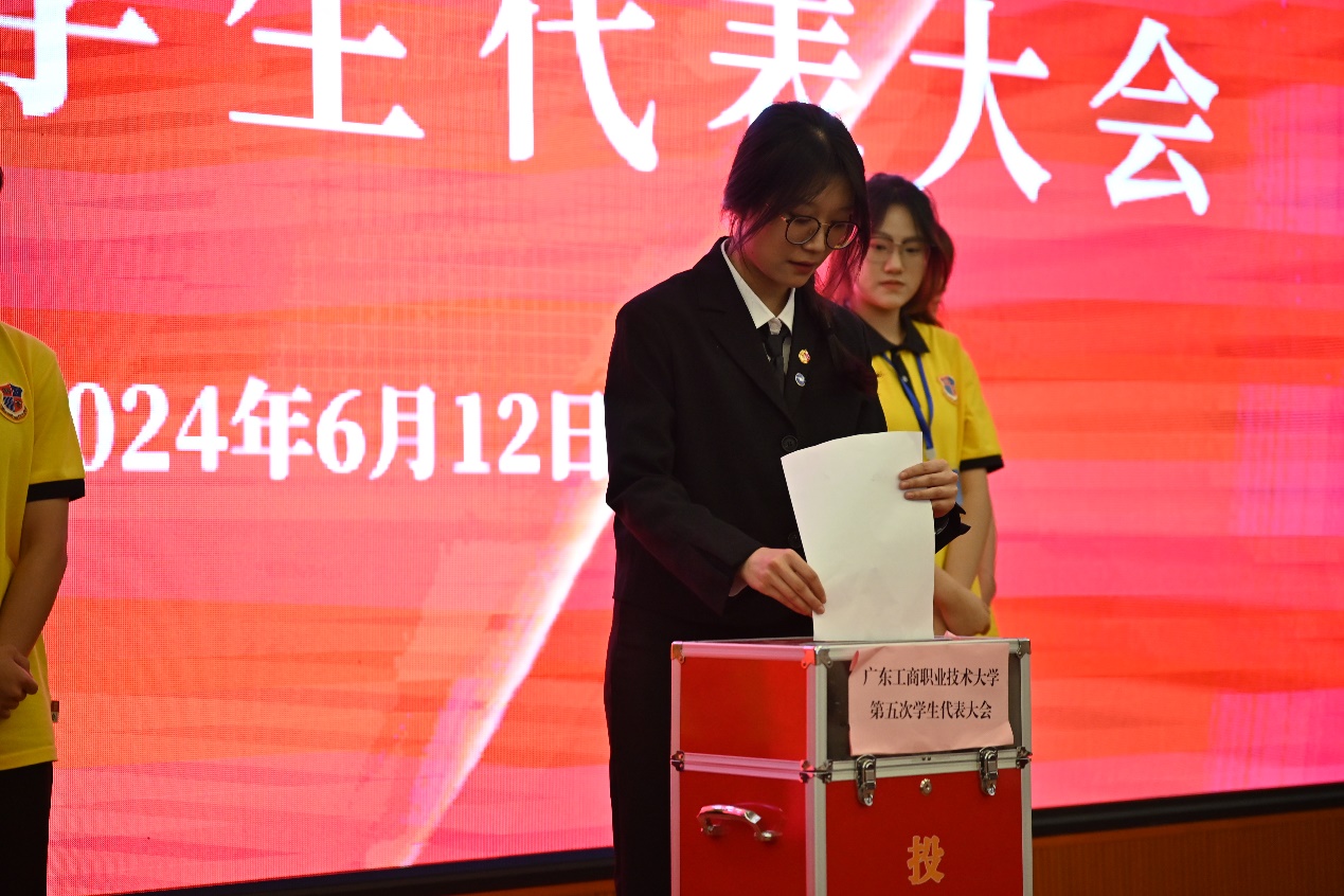 C:\Users\fanyeon\Desktop\新建文件夹\图为学生代表进行投票2.jpg