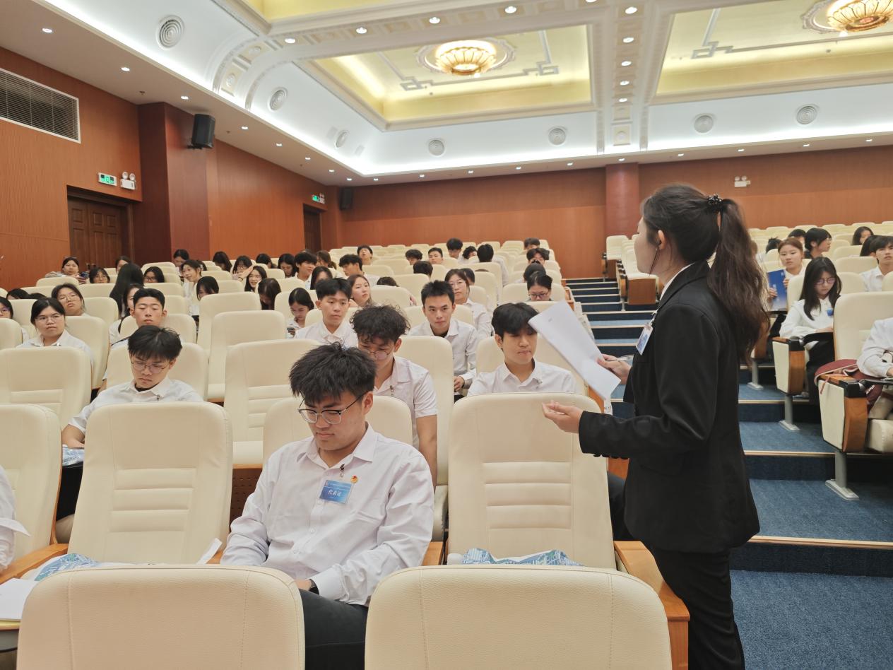 图为学生代表在分团会议上为学校发展建言献策2