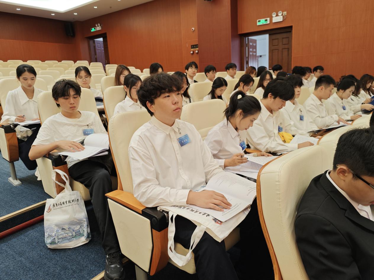 图为与会代表审查有关资料