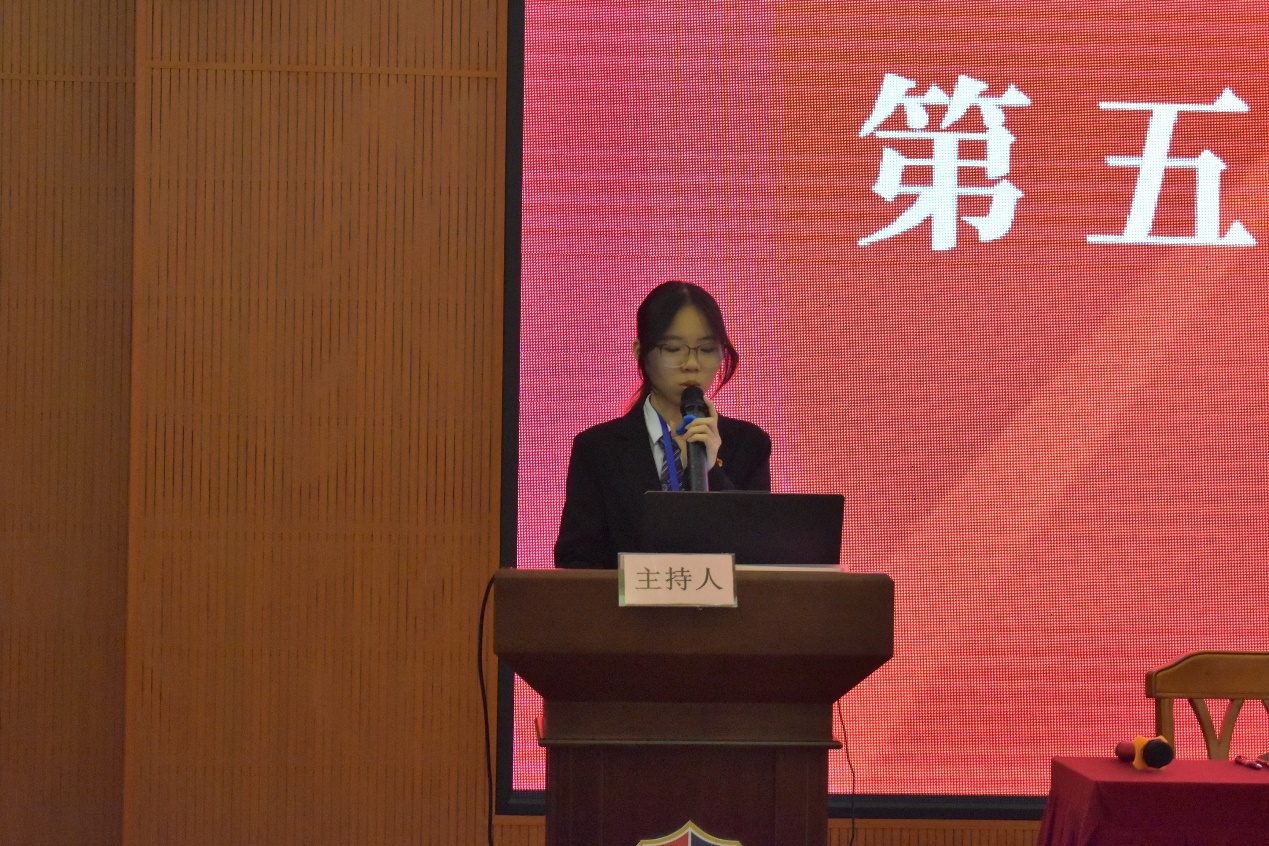 C:\Users\fanyeon\Desktop\新建文件夹\图为校学生会主席团成员陈雨丝主持预备会议.jpg