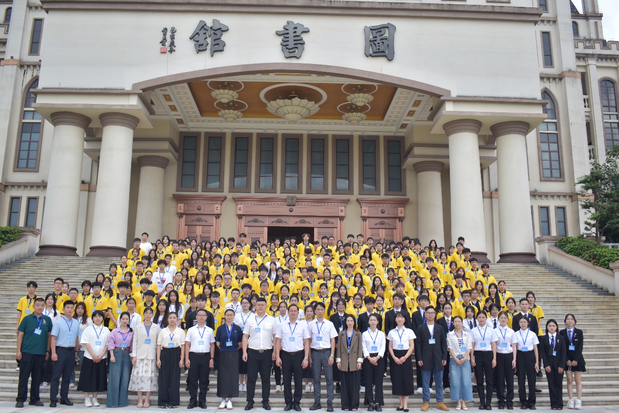 C:\Users\fanyeon\Desktop\新建文件夹\图为领导、嘉宾、全体代表合影留念.jpg