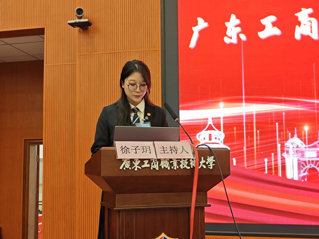 图为徐子玥作工作报告
