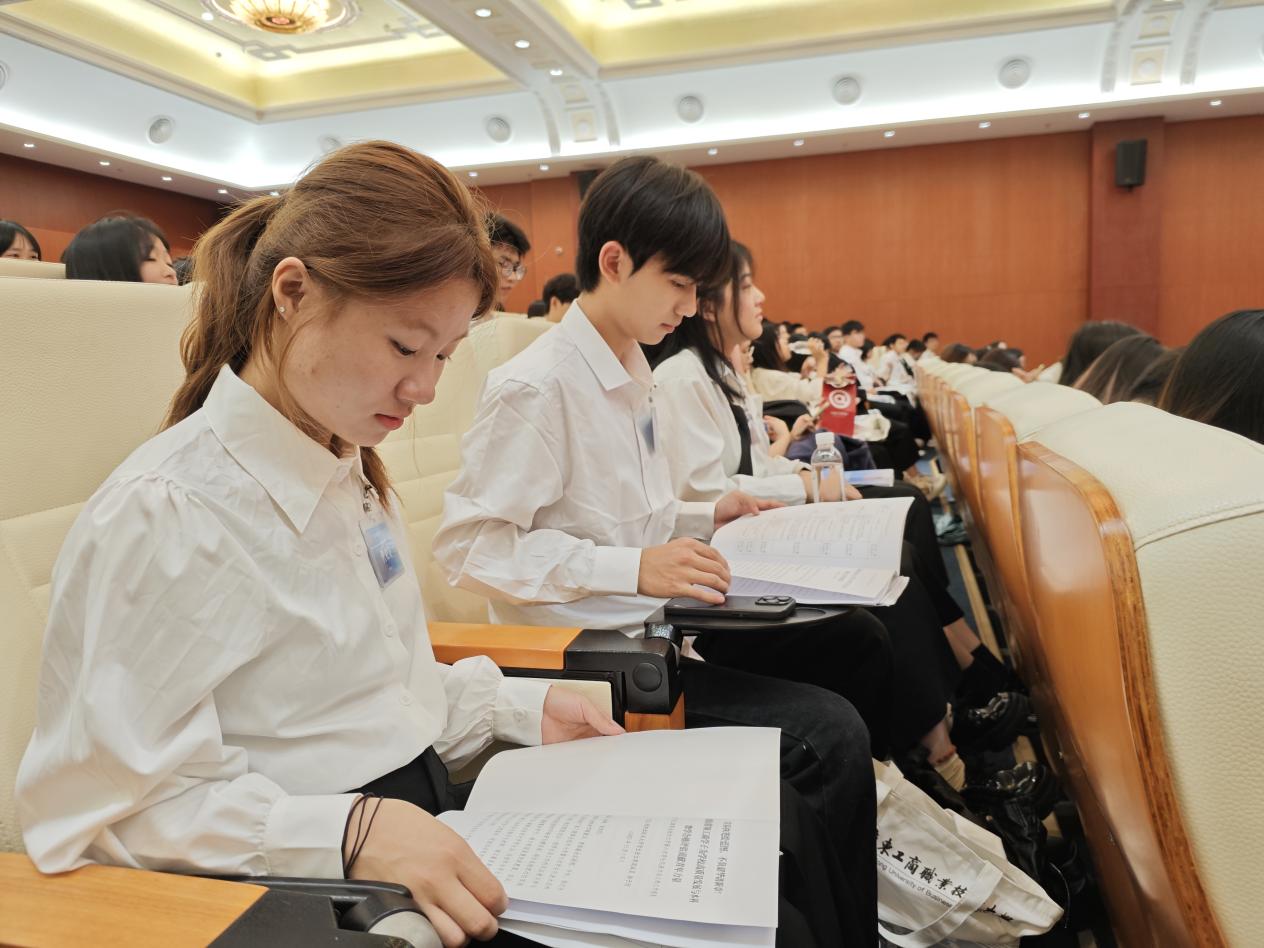 图为与会代表听取工作报告