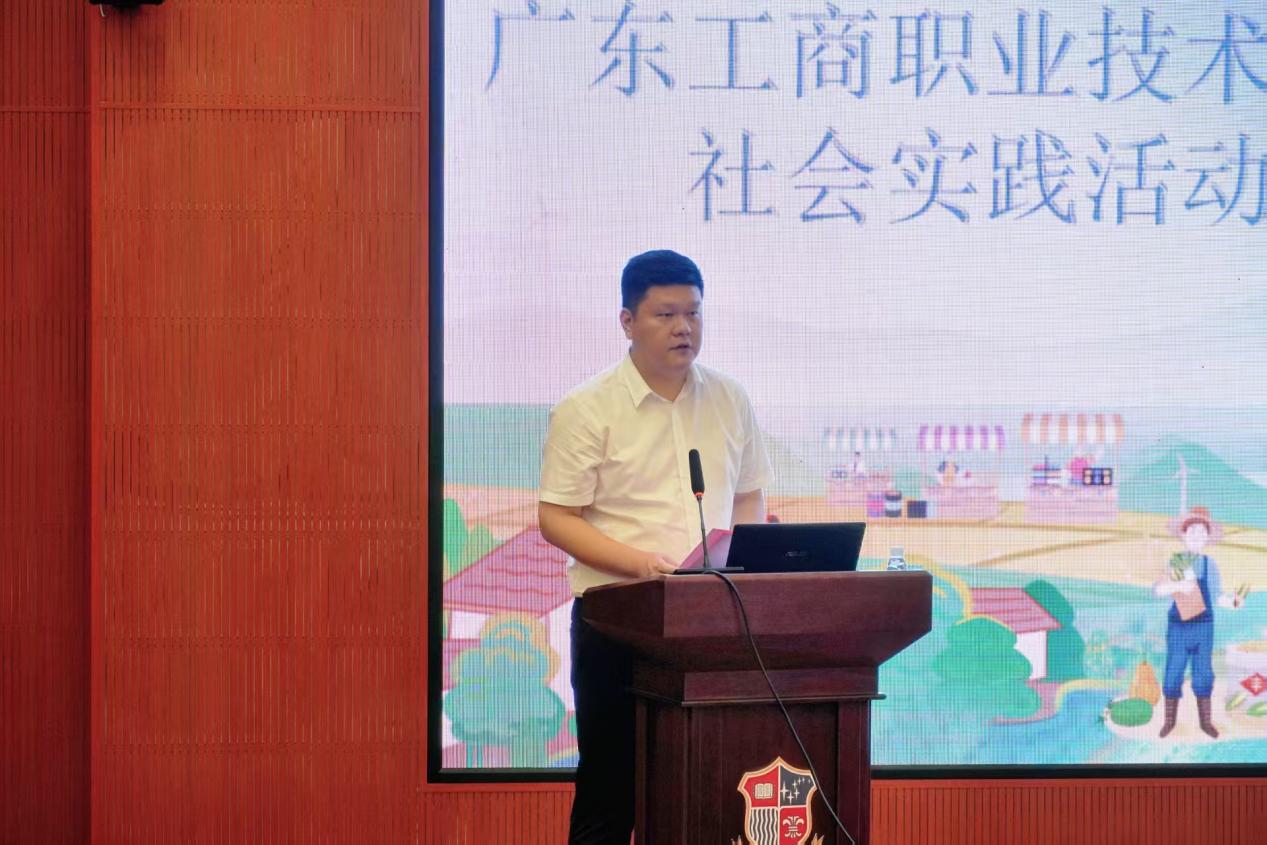 图为陈旭作筹备工作情况汇报