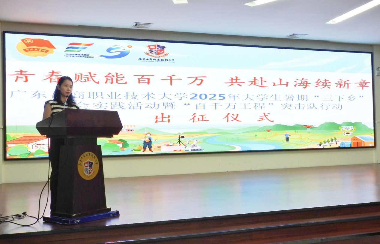 图为教师代表曾冬妮发言