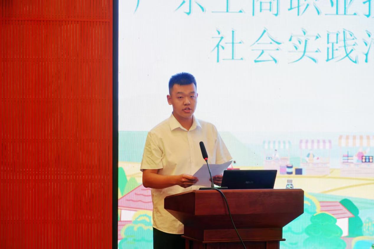 图为教师代表杨明畅发言